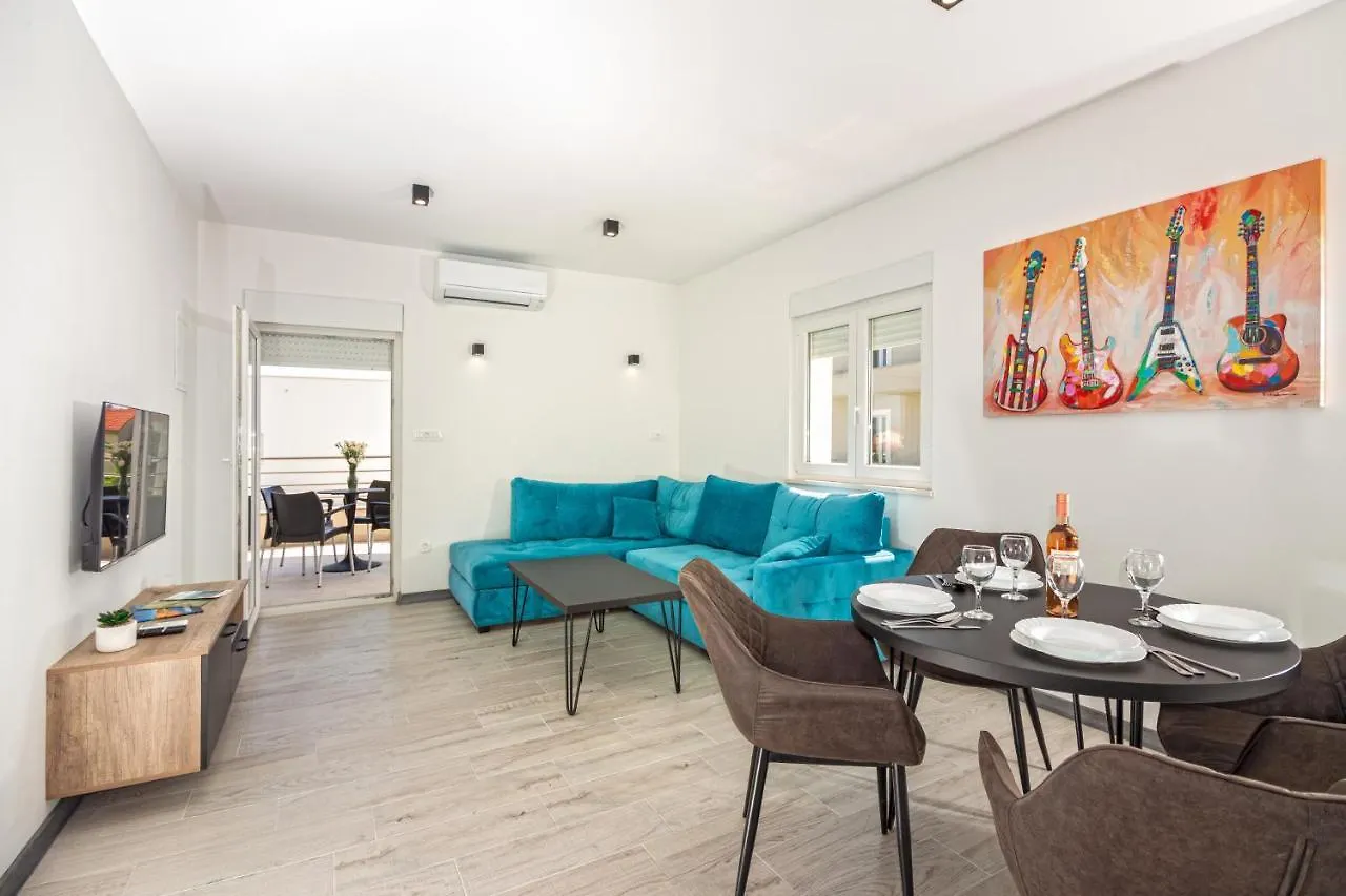 Apartment Villa Ivana In Kastela