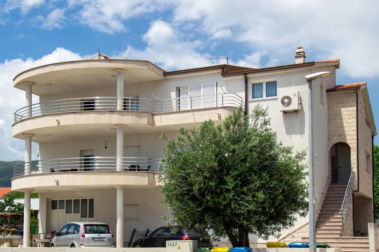 Apartment Villa Ivana In Kastela