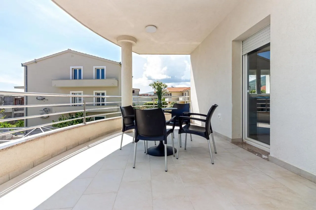 Villa Ivana In Kastela Apartment